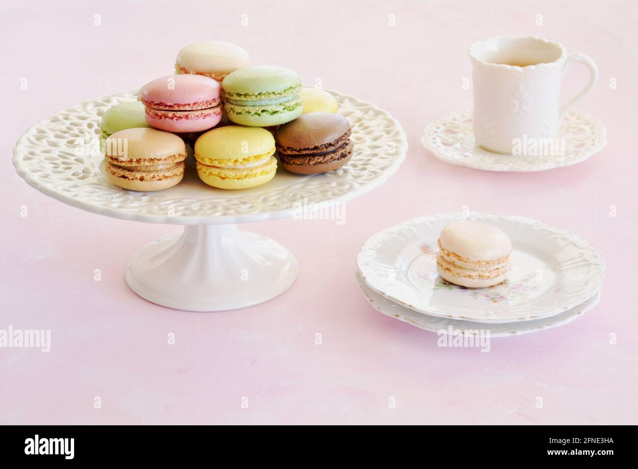 Macarons meringues délicats aux couleurs pastel sur un moule à gâteau dainty en format horizontal. Banque D'Images