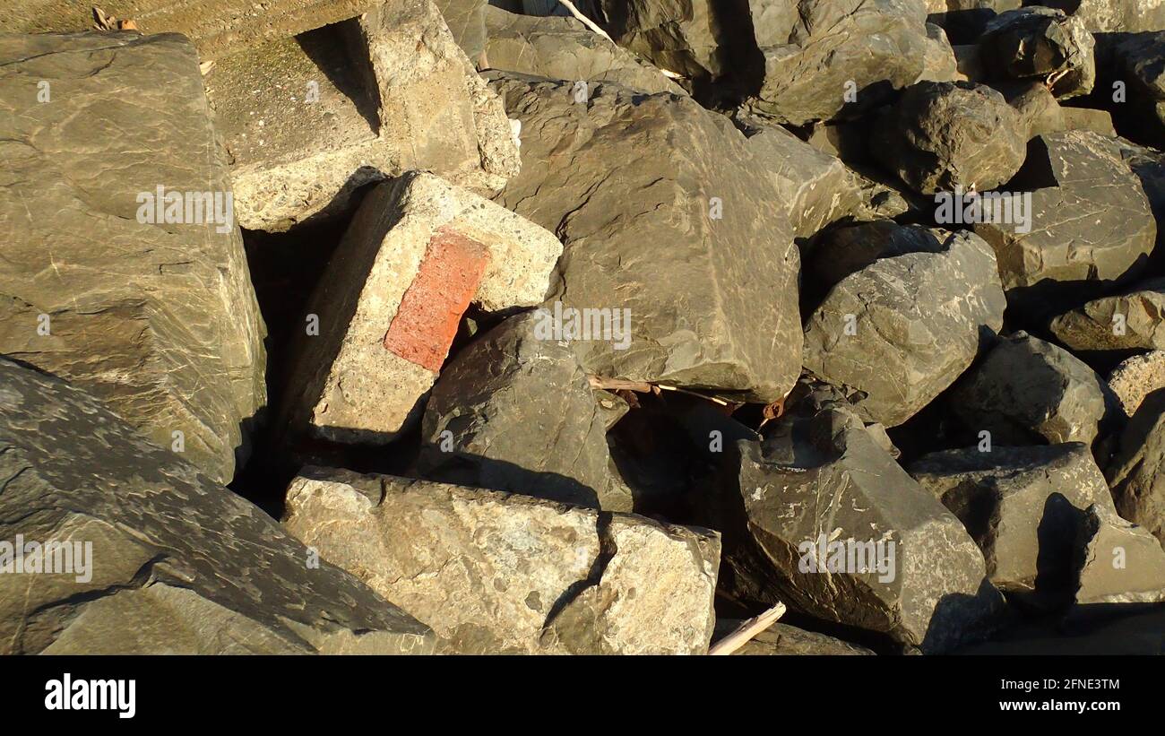 Le roc de rap RIP et les briques au bord de la mer protègent un passage et des maisons à Raumati Beach, sur la côte de Kapiti, en Nouvelle-Zélande Banque D'Images