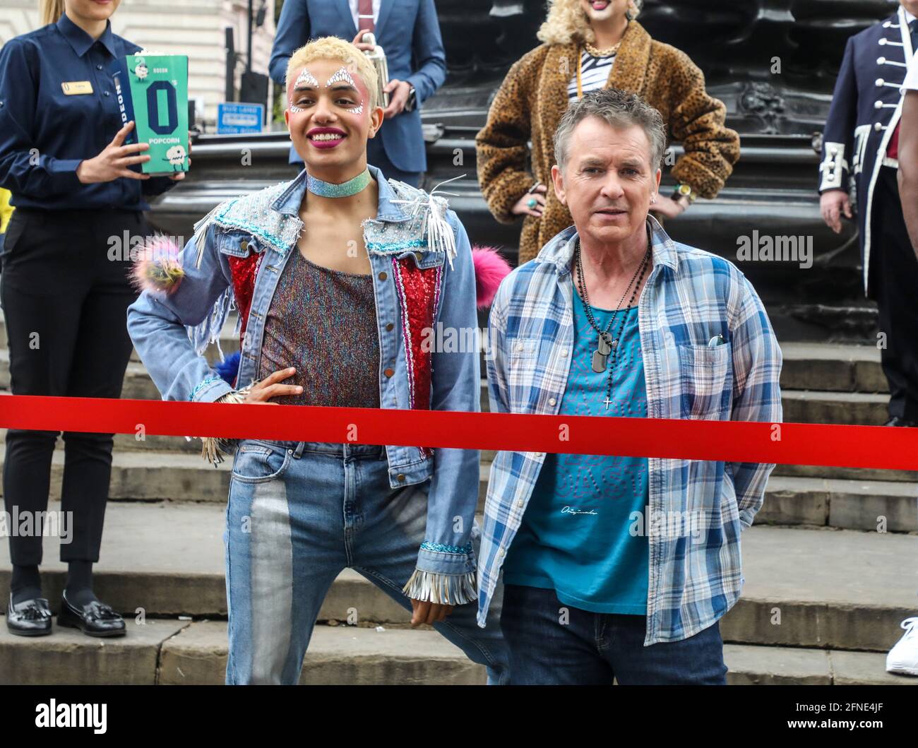 Londres, Royaume-Uni. 14 mai 2021. Noah Thomas et Shane Richie, de tout le monde parlant de Jamie, se joignent à d'autres visages célèbres de l'extrémité ouest pour rouvrir officiellement le quartier des arts et de la culture de Londres alors que les restrictions gouvernementales s'estomment à partir du 17 mai 2021. Crédit : Brett Cove/SOPA Images/ZUMA Wire/Alay Live News Banque D'Images