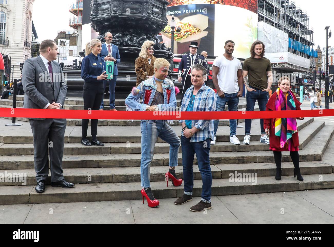 Londres, Royaume-Uni. 14 mai 2021. (G-D) Holly Stars, Mark Lord, Aaron Witter, Jake Brewer, Noah Thomas, Shane Richie et Ros Morgan se joignent à d'autres visages célèbres de l'extrémité ouest pour rouvrir officiellement le quartier des arts et de la culture de Londres alors que les restrictions gouvernementales s'estomment à partir du 17 mai 2021. Crédit : Brett Cove/SOPA Images/ZUMA Wire/Alay Live News Banque D'Images