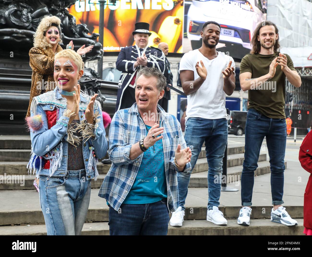 Londres, Royaume-Uni. 14 mai 2021. (G-D) Holly Stars, Mark Lord, Aaron Witter, Jake Brewer, Noah Thomas et Shane Richie se joignent à d'autres visages célèbres de l'extrémité ouest pour rouvrir officiellement le quartier des arts et de la culture de Londres alors que les restrictions du gouvernement s'estompe à partir du 17 mai 2021. Crédit : Brett Cove/SOPA Images/ZUMA Wire/Alay Live News Banque D'Images