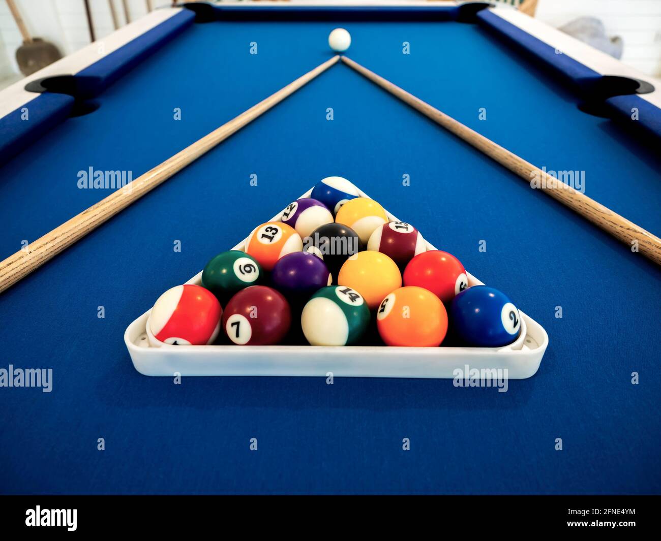 Boules de billard dans le triangle blanc et repère sur la table bleue. Concept de sport de billard. Jeu de billard. Banque D'Images