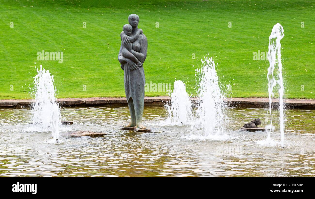 Pioneer Women's Memorial à Kings Park, Perth. Des fontaines entourent une statue sculptée en bronze d'une femme tenant un enfant Banque D'Images