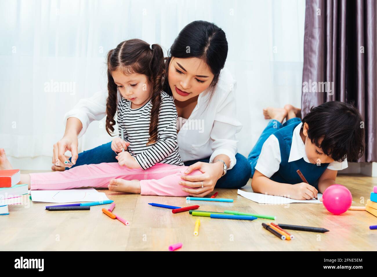 Joyeux Enfant Asiatique Fils Et Fille Jardin D Enfants Et Jeune Beau Parent Mere Enseignement Dessin Et Jouer De La Couleur Ensemble A L Interieur De La Chambre Maison Photo Stock Alamy