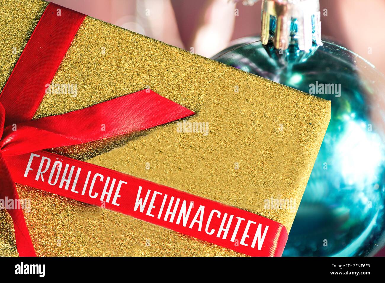 Un Joyeux Noël, le Père Noël allemand en vert Robe, tenant un livre et de  nombreux cadeaux Photo Stock - Alamy
