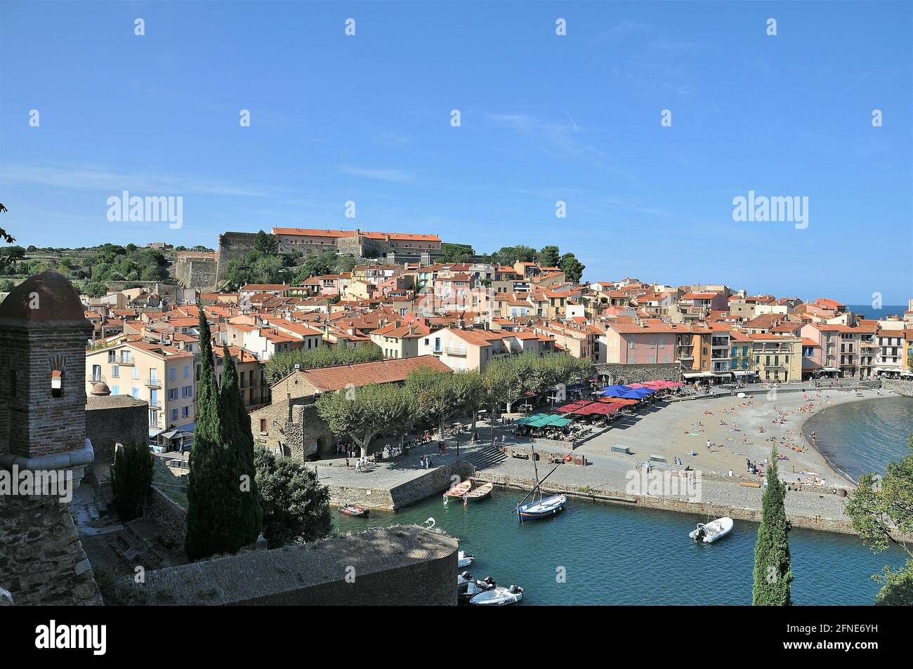 Paysage plage de bord de mer du village pittoresque de Collioure, près de Perpignan au sud de la France Languedoc-Roussillon Côte Vermeille midi Pyrénées Banque D'Images Paysage plage de bord de mer du village pittoresque de Collioure, près de Perpignan au sud de la France Languedoc-Roussillon Côte Vermeille midi Pyrénées Banque D'Images