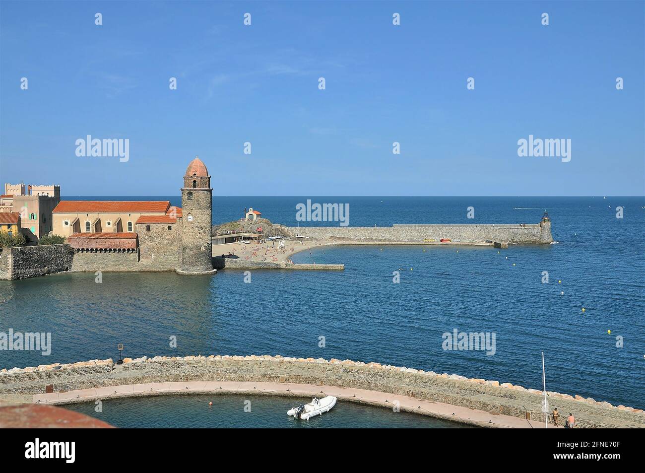 Paysage plage de bord de mer du village pittoresque de Collioure, près de Perpignan au sud de la France Languedoc-Roussillon Côte Vermeille midi Pyrénées Banque D'Images