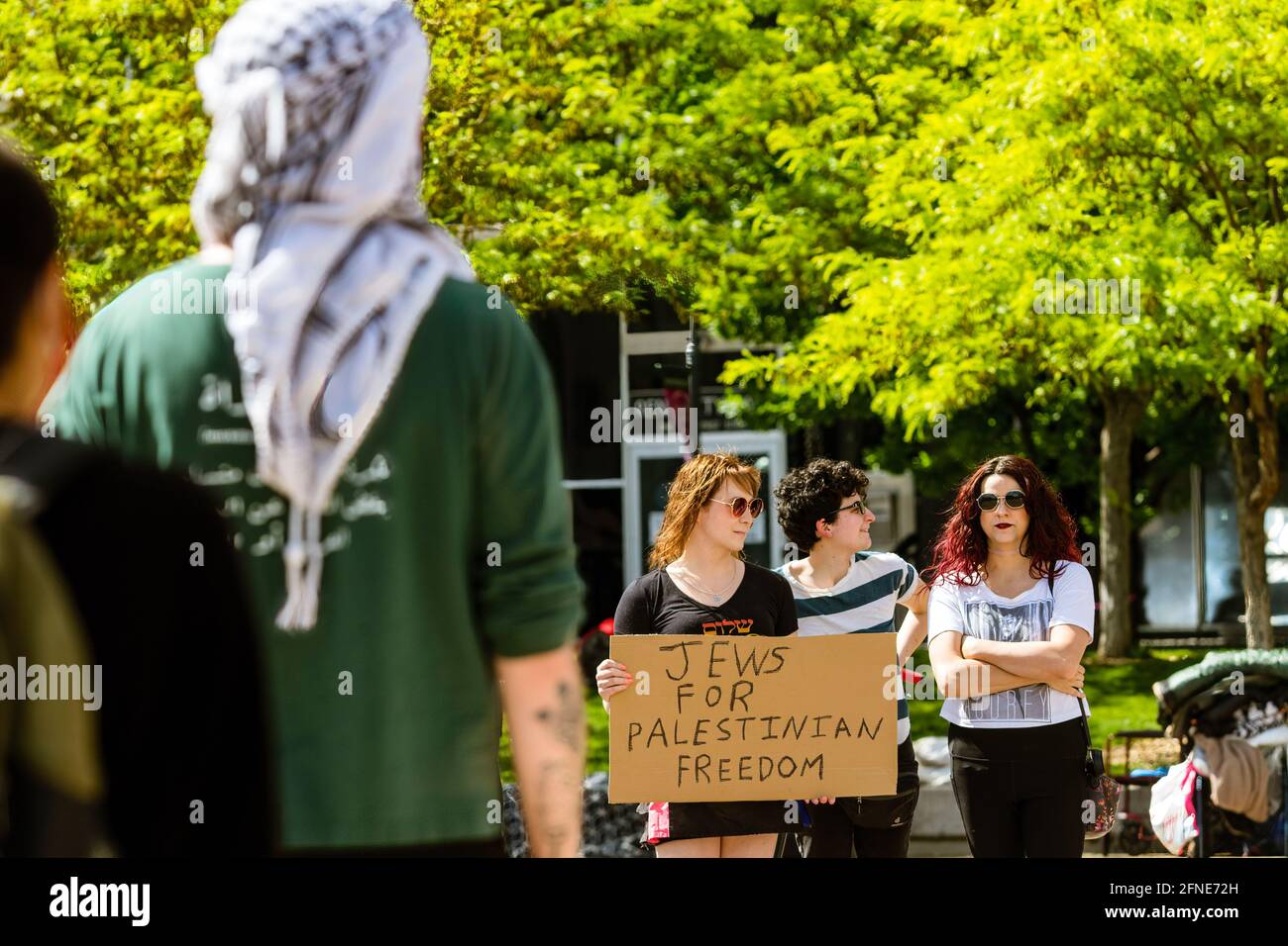 Reno, États-Unis. 16 mai 2021. Un manifestant tient un écriteau disant les Juifs pour la liberté palestinienne pendant la manifestation. Les manifestants pro-palestiniens se sont rassemblés pour un rassemblement sur la place de la ville pour partager leur soutien à la Palestine et leur colère face à ce qu'ils considèrent comme une agression israélienne. Les intervenants de l'événement ont exprimé leur désir pour les États-Unis de cesser d'envoyer l'aide militaire Israël. Crédit : SOPA Images Limited/Alamy Live News Banque D'Images