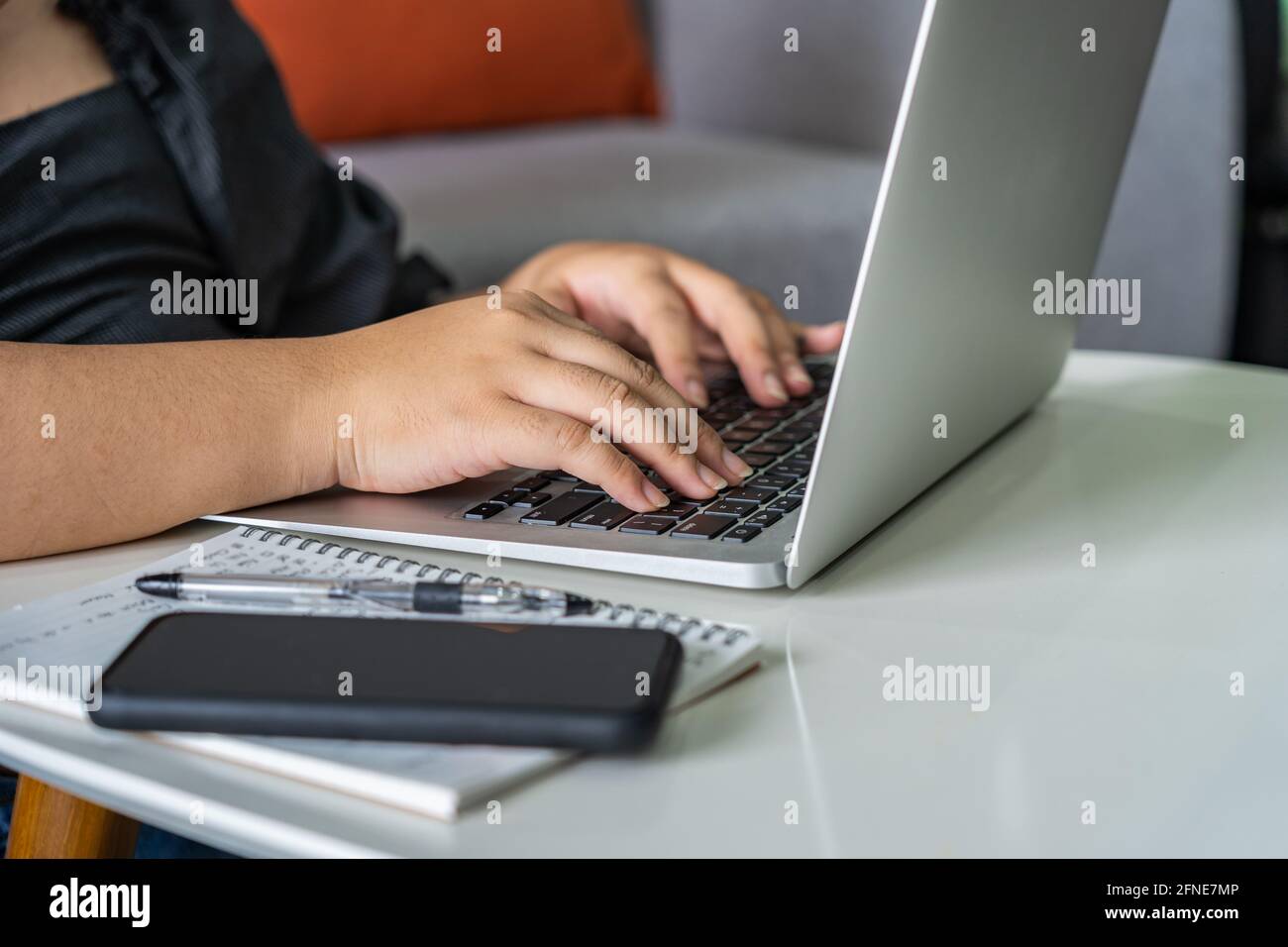Gros plan sur le clavier de l'ordinateur portable avec les doigts gras  Photo Stock - Alamy