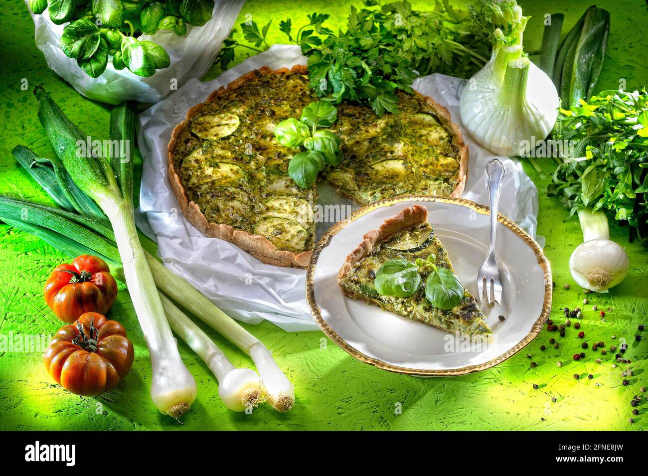 Quiche aux légumes, gâteau aux légumes verts avec courgettes, tranché Banque D'Images