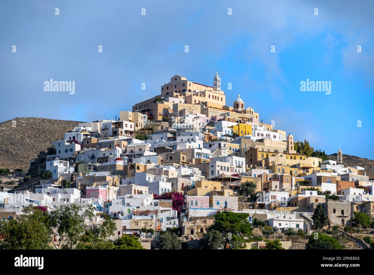 Vue sur le village avec la basilique catholique de San Giorgio sur la colline, Ano Syros, Syros, Cyclades, Grèce Banque D'Images