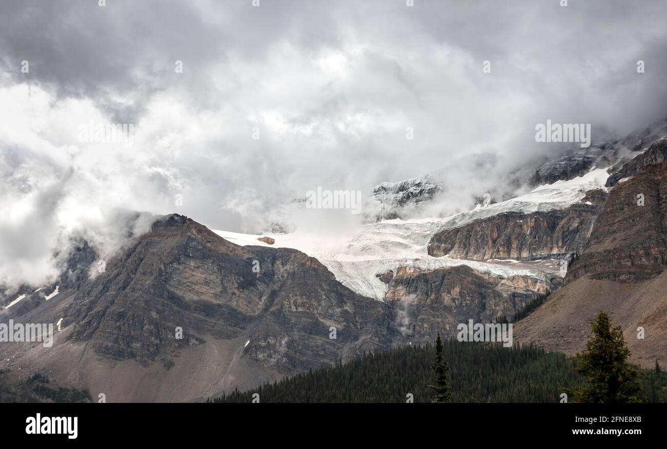 Sommets enneigés et glaciers couverts de nuages, chaîne de montagnes au lac Bow, parc national Banff, Alberta, Canada Banque D'Images