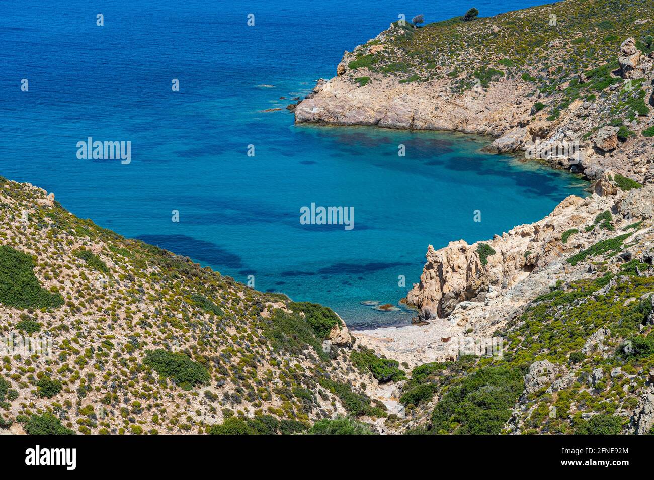 Petite baie avec eau claire, Patmos, Grèce Banque D'Images