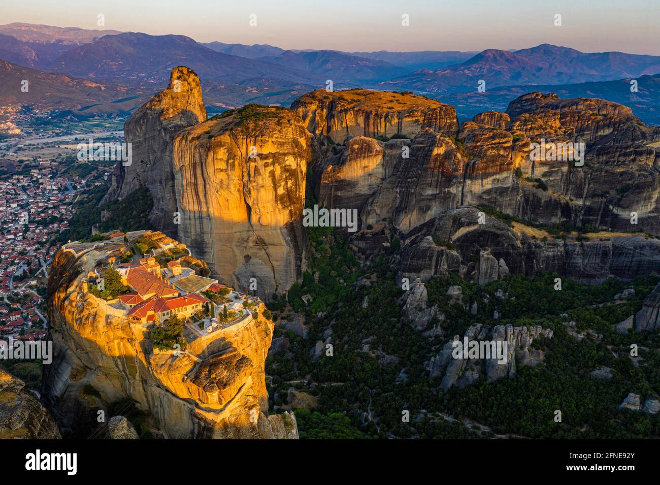 Aérien, Monastère d'Agia Triada au lever du soleil, Monastère de Meteora, Thessalie, Grèce Banque D'Images