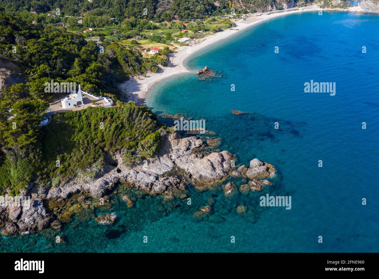 Petite église au sommet de la plage de Potami, Samos, Grèce Banque D'Images