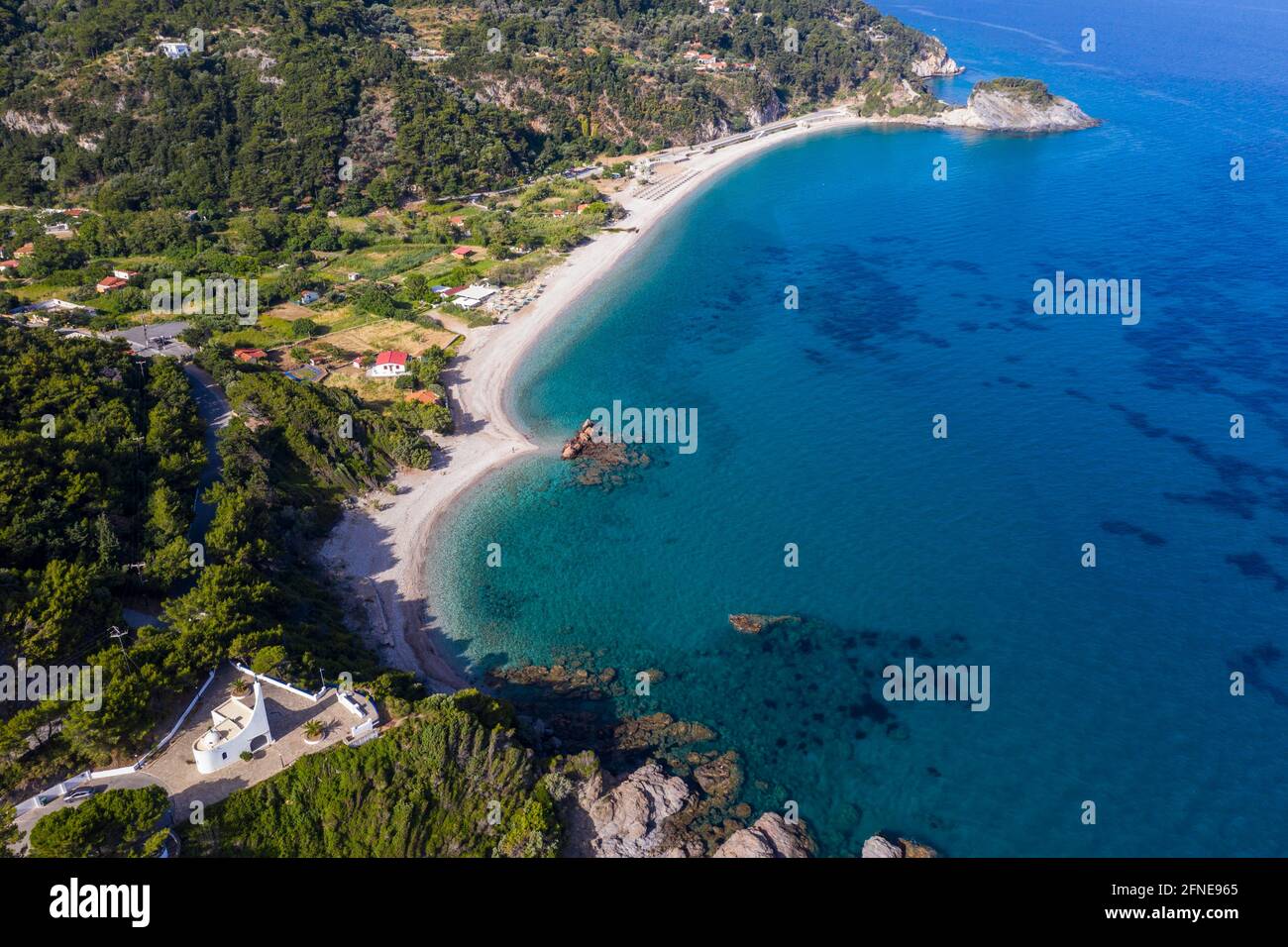 Petite église au sommet de la plage de Potami, Samos, Grèce Banque D'Images