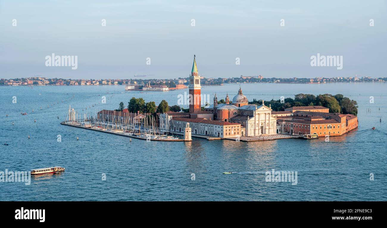 Île Isola di San Giorgio Maggiore avec église San Giorgio Maggiore, vue du Campanile di San Marco sur Venise, Venise, Vénétie Banque D'Images