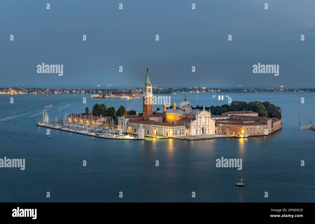 Ambiance nocturne, île Isola di San Giorgio Maggiore avec église San Giorgio Maggiore, vue depuis le Campanile de San Marco sur Venise Banque D'Images