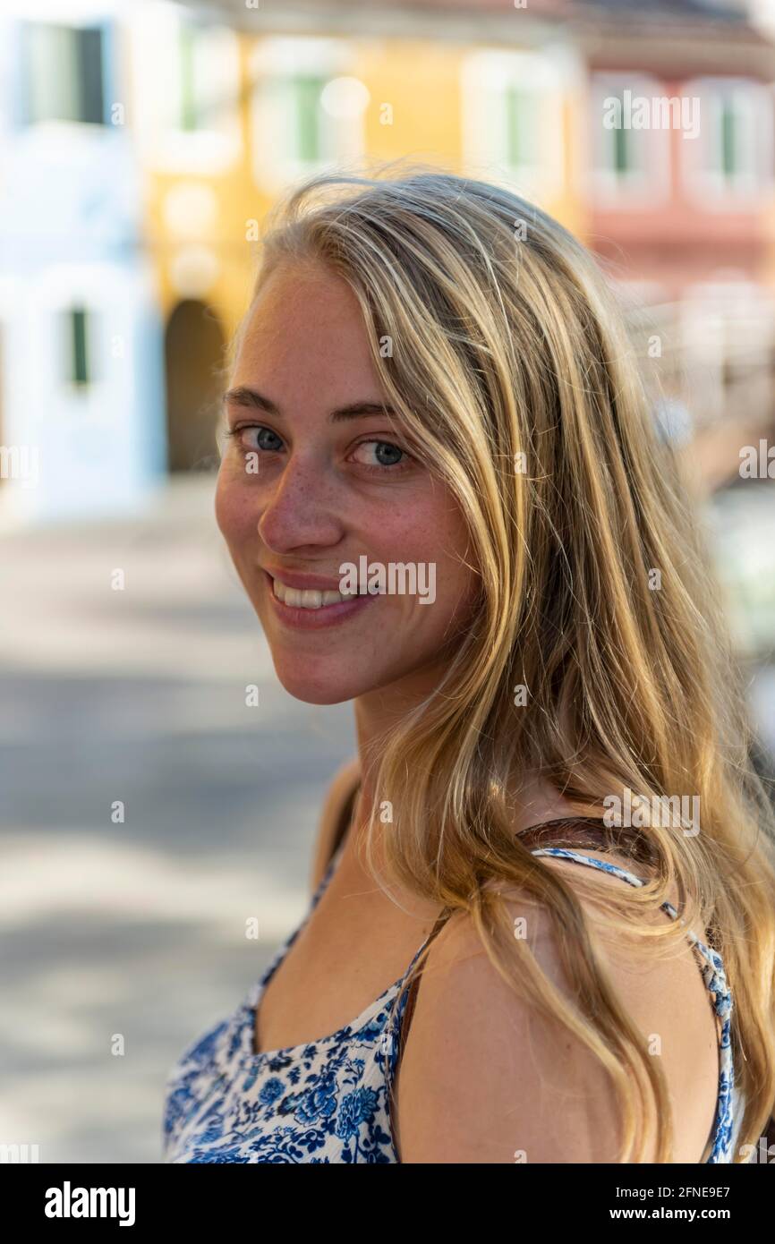Portrait d'une jeune femme, vue latérale, île de Burano, Venise, Vénétie, Italie Banque D'Images