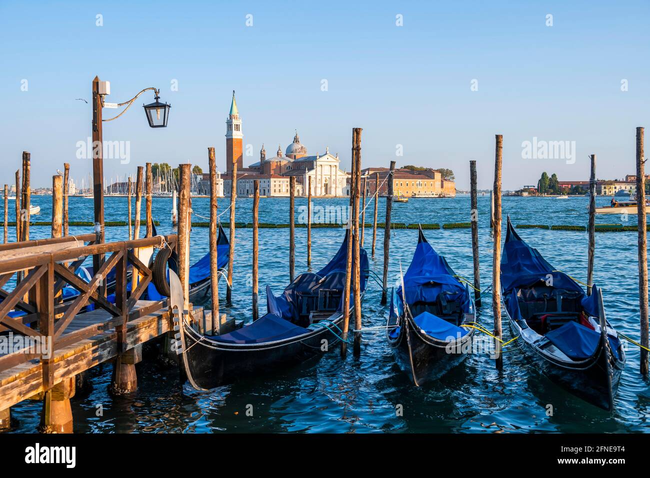 Gondoles vénitiennes à la jetée, dans l'église arrière San Giorgio Maggiore, Venise, Vénétie, Italie Banque D'Images