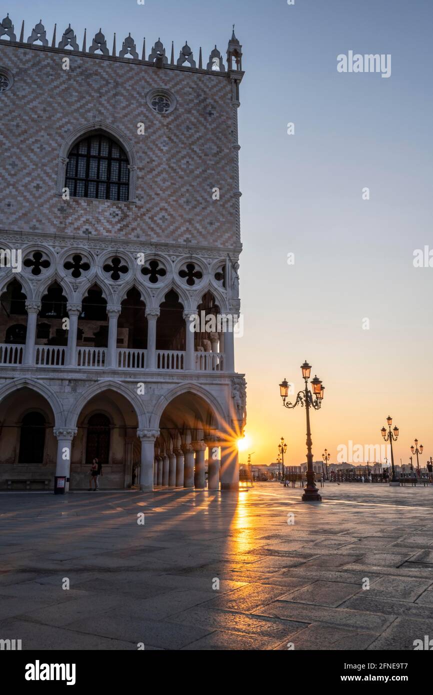 Palais des Doges au lever du soleil, place Saint-Marc, Venise, Vénétie, Italie Banque D'Images