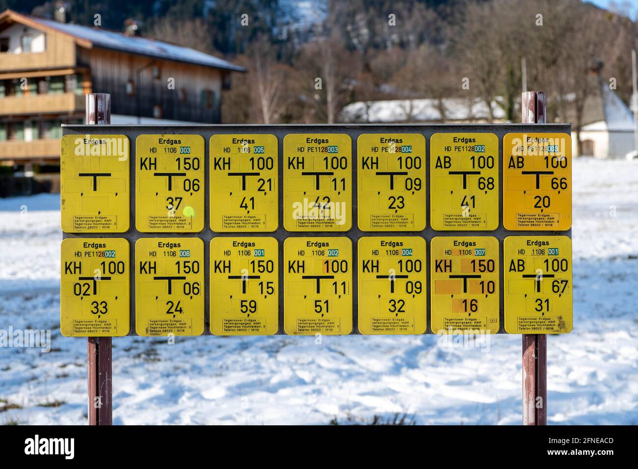 Les tableaux indiquent où se trouvent les connexions au sol pour le gaz naturel, à Bad Wiessee, en Bavière, en Allemagne Banque D'Images