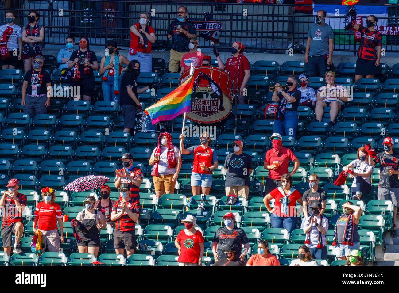 Portland, États-Unis. 16 mai 2021. Un petit mais enthousiaste des riveteuses de Rose City ondule l'armée dans l'extrémité sud. Le Portland Thorns football Club a défait les Red Stars 5-0 de Chicago le 16 mai 2021, à Portland, dans l'Oregon Providence Park, devant une petite foule aux contraintes de covid. (Photo de John Rudoff/Sipa USA) crédit: SIPA USA/Alay Live News Banque D'Images