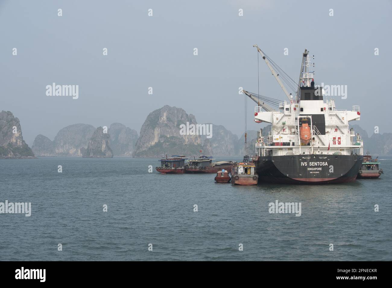 Approvisionner le navire en chargement ou en déchargement de marchandises provenant de communautés côtières, baie Halong, Vietnam Banque D'Images