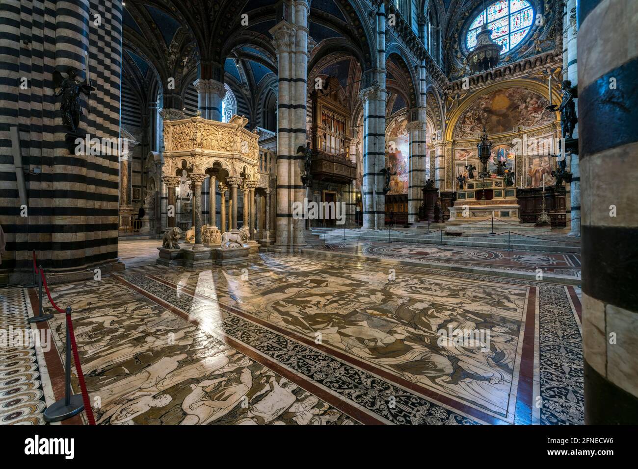 Choeur avec chaire de marbre, 1266-68, sculpteur Nicola Pisano, cathédrale de Sienne, Duomo Santa Maria Assunta, Sienne, Toscane, Italie Banque D'Images