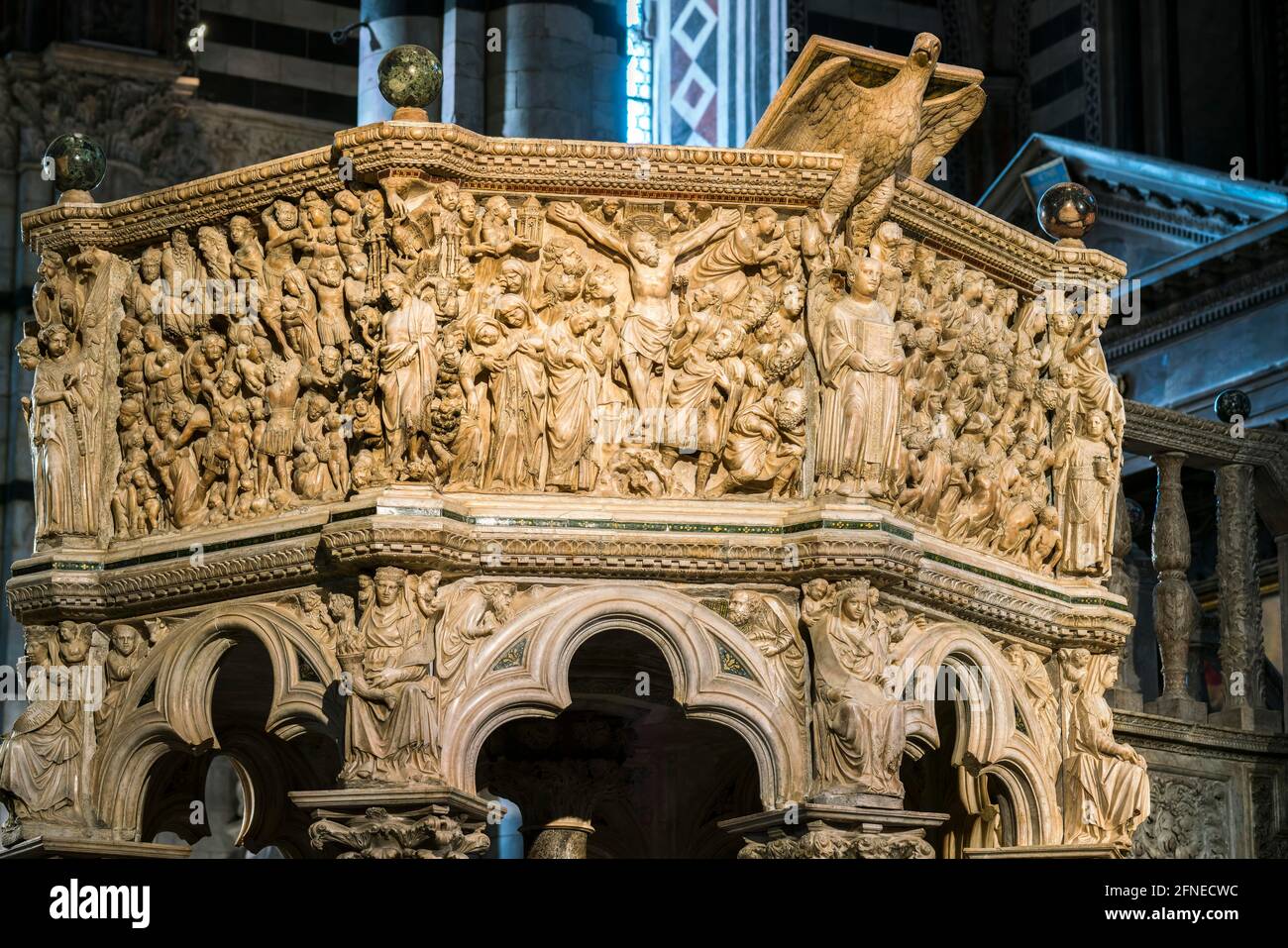 Crucifixion de Jésus et infanticide à Bethléem, chaire de marbre, 1266-68, sculpteur Nicola Pisano, cathédrale de Sienne, Duomo Santa Maria Assunta, Sienne Banque D'Images