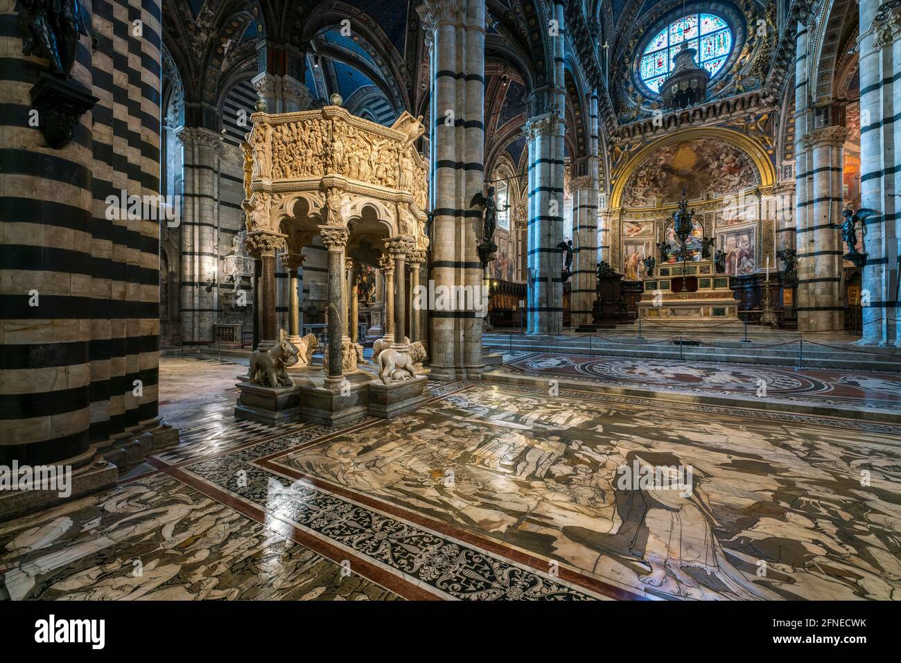 Choeur avec chaire de marbre, 1266-68, sculpteur Nicola Pisano, cathédrale de Sienne, Duomo Santa Maria Assunta, Sienne, Toscane, Italie Banque D'Images