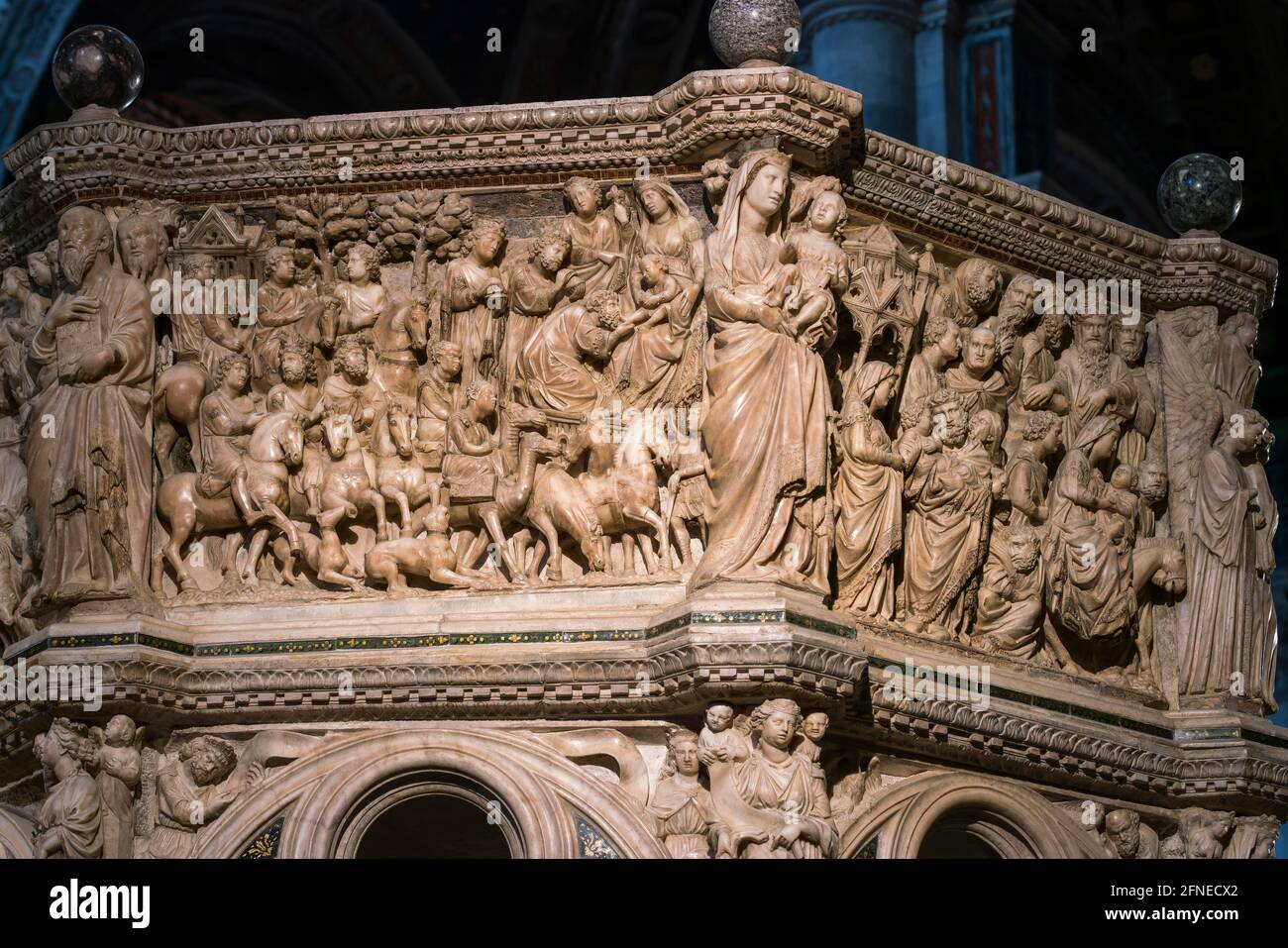 Adoration des Magi et vol en Égypte, chaire en marbre de détail, 1266-68, sculpteur Nicola Pisano, cathédrale de Sienne, Duomo Santa Maria Assunta Banque D'Images