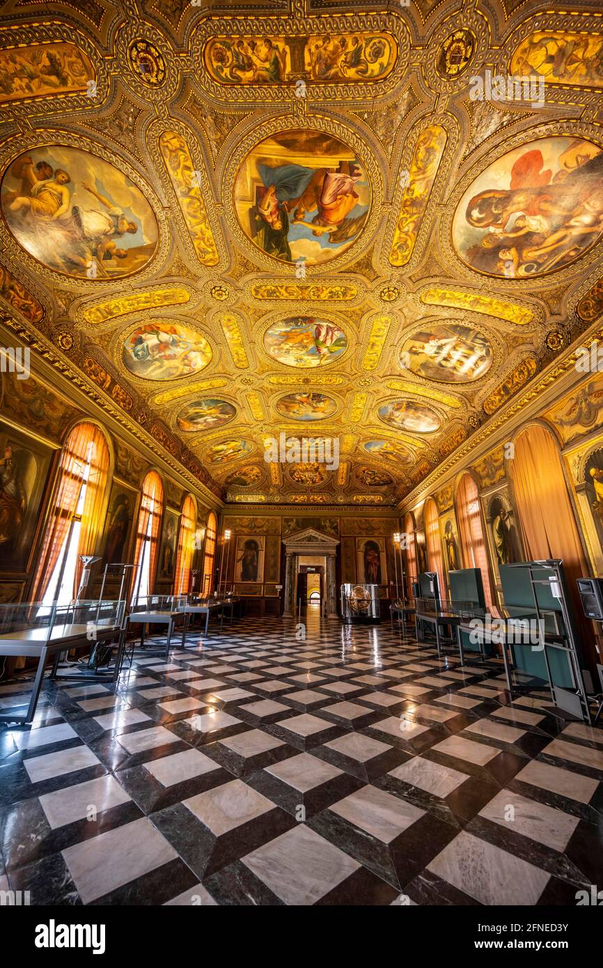 Splendide salle d'exposition avec voûte plafond ornée, Museo Correr, Venise, Vénétie, Italie Banque D'Images