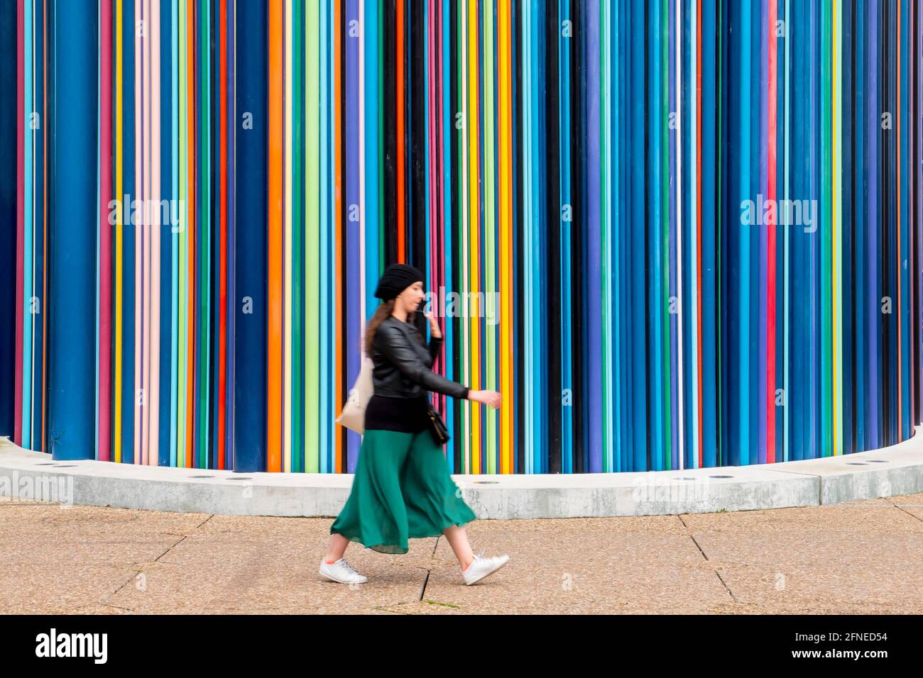 Le Moretti tubes Sculpture de Raymond Moretti avec un passant, la Défense, Paris, France Banque D'Images