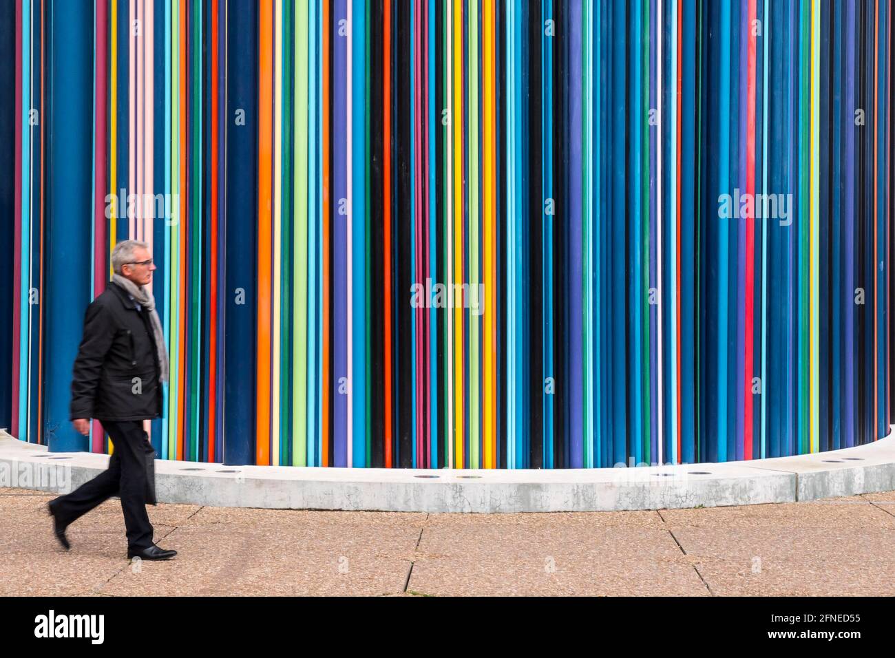 Le Moretti tubes Sculpture de Raymond Moretti avec un passant, la Défense, Paris, France Banque D'Images