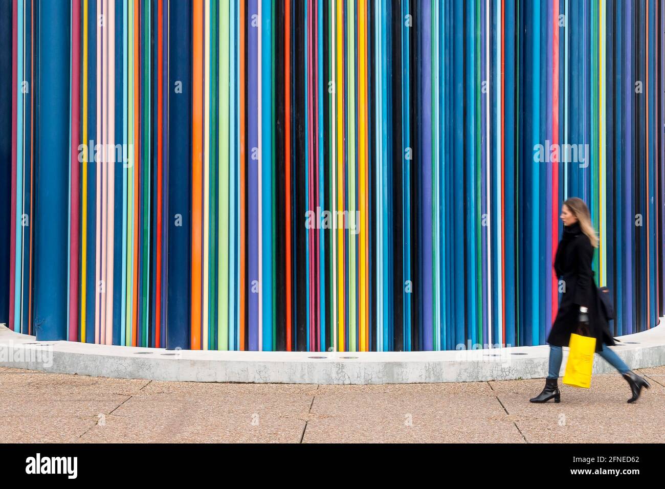 Le Moretti tubes Sculpture de Raymond Moretti avec un passant, la Défense, Paris, France Banque D'Images