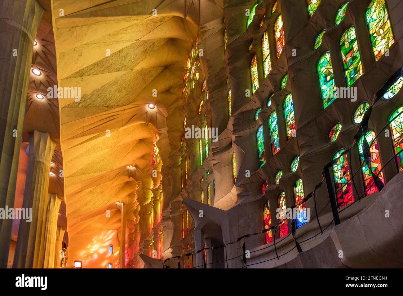 L'allée qui borde la nef de la basilique de la Sagrada Familia, conçue par Antoni Gaudi, construction à partir de 1882, avec un influe arborial-nature Banque D'Images