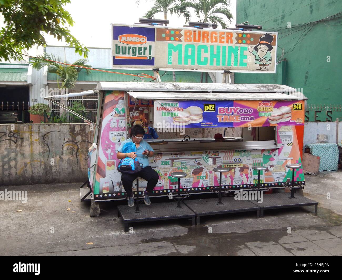 Vendeurs de nourriture de rue sur le trottoir au bord de la route à Novaliches, Manille, Philippines Banque D'Images