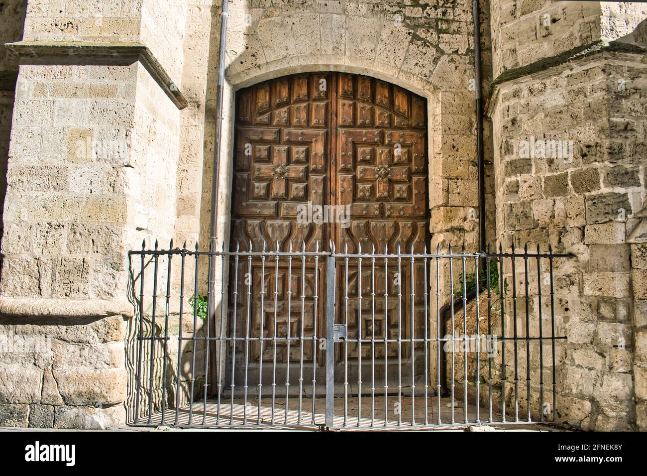 Un gros plan de l'ancienne porte en bois de la cathédrale Castilla y Leon à Palencia en Espagne Banque D'Images