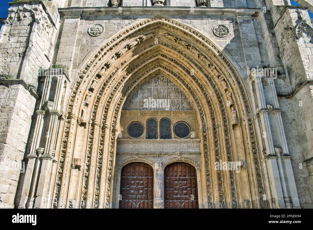 Un gros plan de la façade ouest de la cathédrale de San Antolin à Palencia en Espagne Banque D'Images