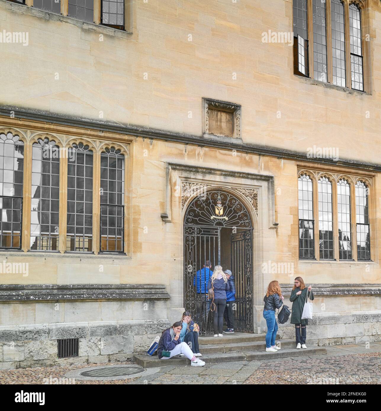 Étudiants et visiteurs à une entrée à l'université de la vieille bibliothèque bodléienne d'Oxford (Angleterre), fermée à la plupart des gens en raison du covid-19, mai 2021. Banque D'Images