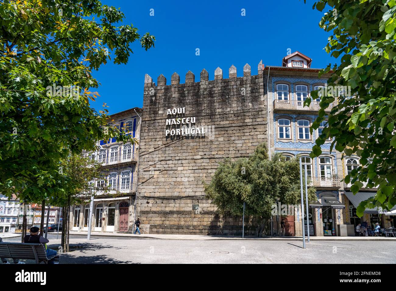 Aufschrift Aqui nasceuu Portugal - Hier wurde Portugal geboren - auf dem Turm der alten Stadtmauer Torre de Alfandega à Guimaraes, Portugal, Europa Banque D'Images