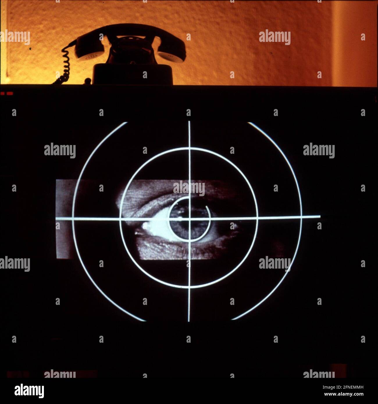« notre photo montre les réticules avec le célèbre œil, ouvrant les crédits au thriller de crime à la télévision ''Tatort'' et le logo. [traduction automatique]' Banque D'Images