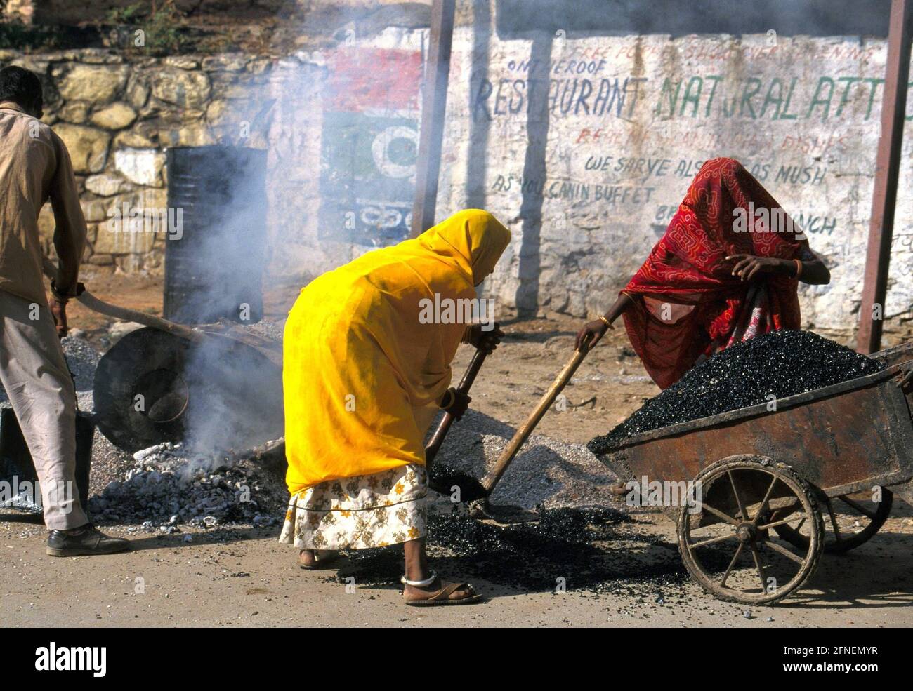 La construction de routes par des femmes n'est pas rare en Inde. Ce sont surtout les femmes sans castes qui font ce travail révolutionnaire. Cependant, aucune idée n'est gaspillée sur les vêtements de protection et les mesures de sécurité au travail. [traduction automatique] Banque D'Images