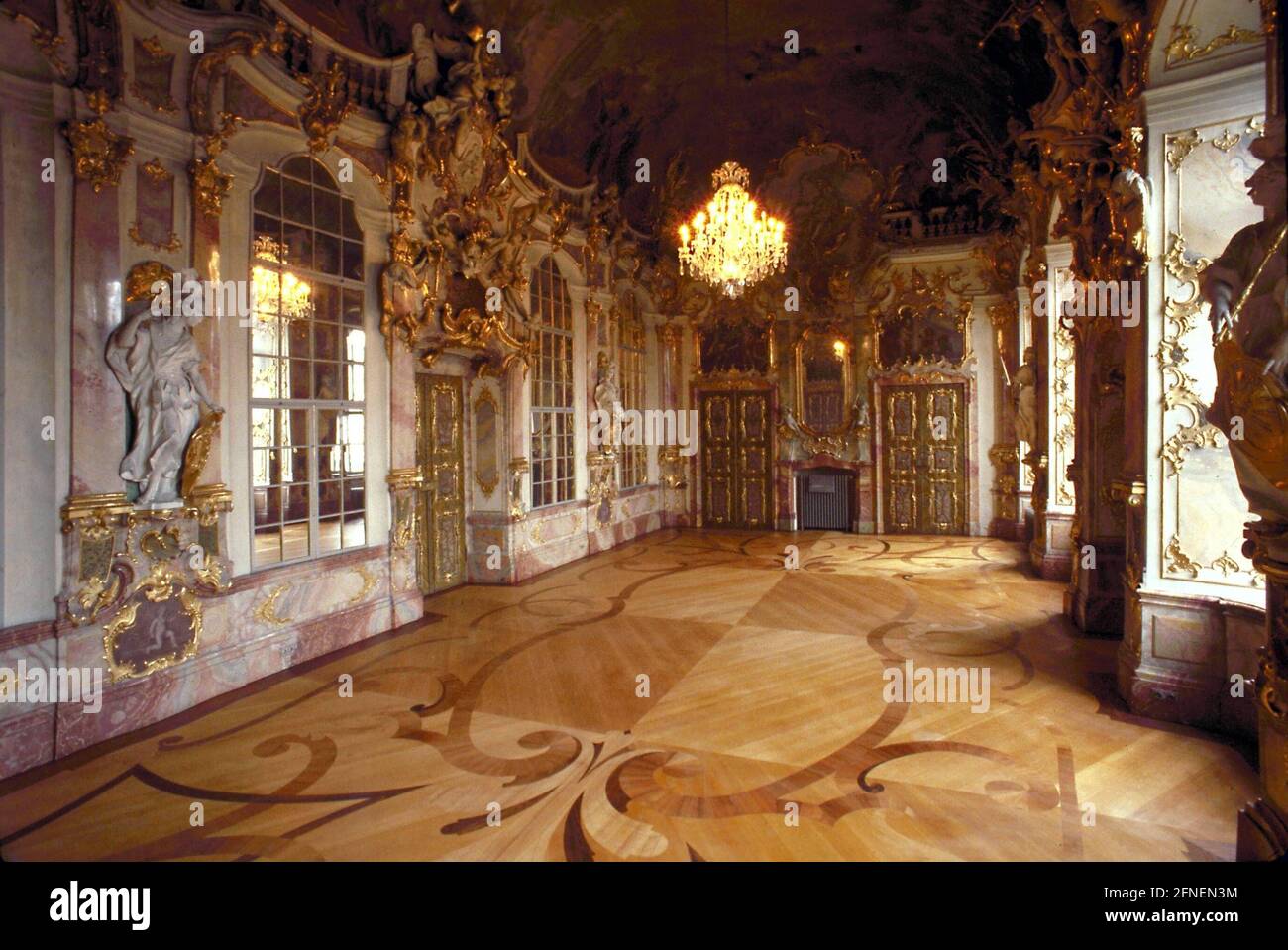 Salle du trône de la résidence princière à Kempten. La résidence a été construite après la guerre de trente ans (1618-48) comme centre de la collégiale, qui a mené une vie propre à côté de la vieille ville jusqu'en 1811. Le hall du Trône de deux étages a été créé en 1740-42. Avec son œuvre de stuc de Johann Georg Üblherr et ses peintures de Franz Georg Hermann, c'est un chef-d'œuvre de l'art spatial Rococo dans la Souabe bavaroise. [traduction automatique] Banque D'Images