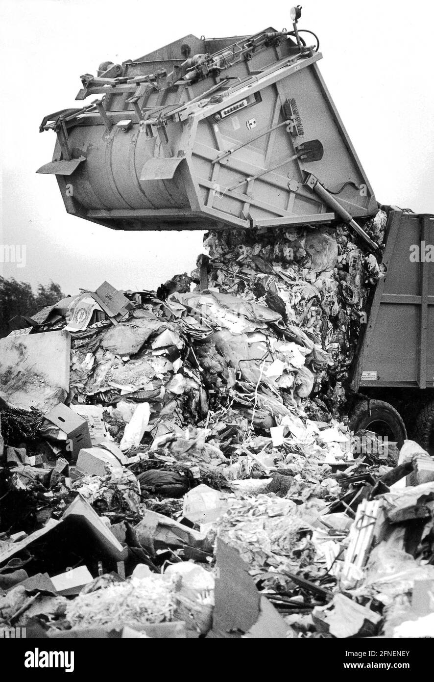 Un camion à ordures déverse une charge de déchets ménagers dans la décharge centrale de Bergkamen-Rünthe. [traduction automatique] Banque D'Images