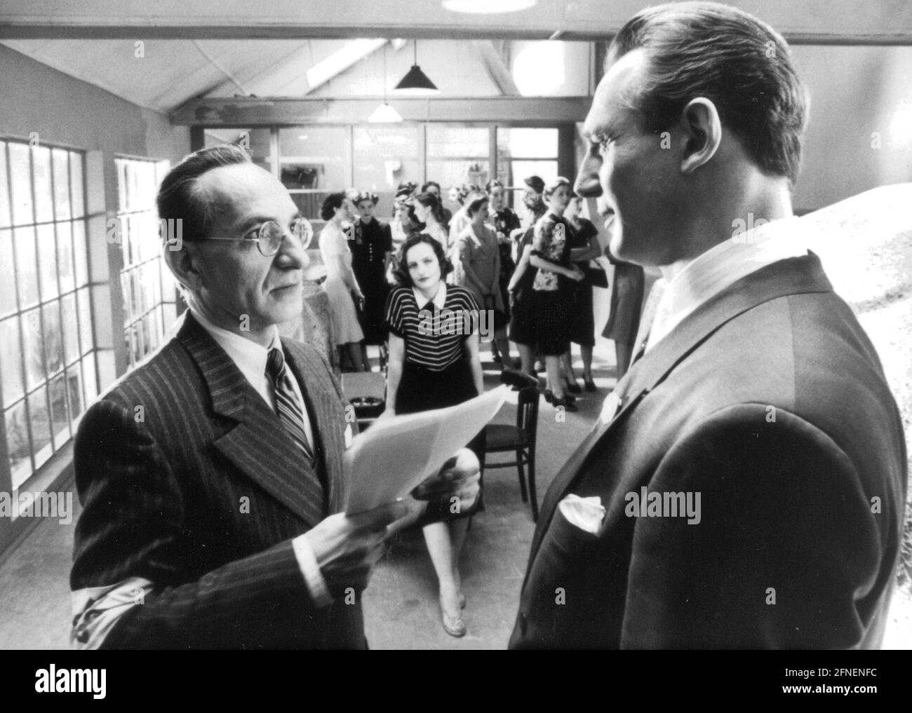 Photo de scène avec Liam Neeson (à droite) et Ben Kingsley (à gauche) de 'Schindler's list', USA 1993, réalisé par Steven Spielberg. Neeson joue le rôle de l'industriel allemand Oskar Schindler, qui sauve la vie de nombreux Juifs avec le soutien de son comptable juif Itzhak Stern. [traduction automatique] Banque D'Images