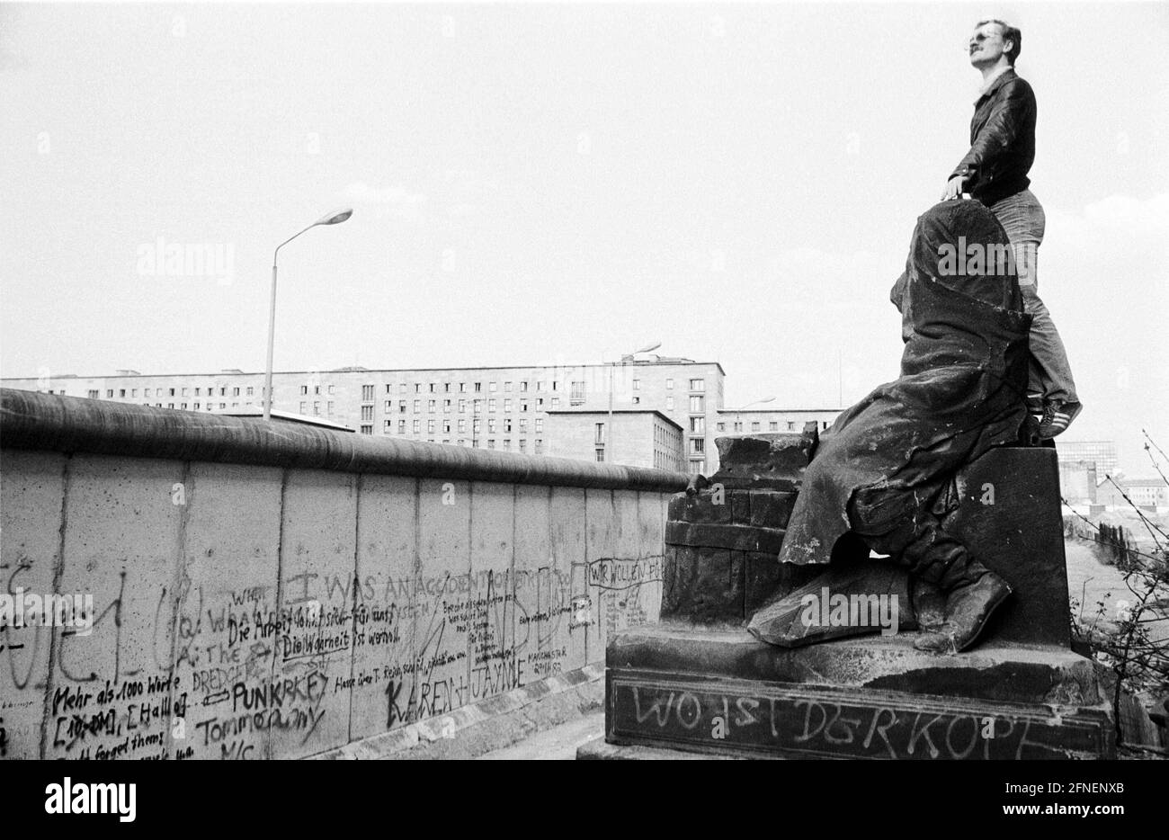 Le mur de Berlin sur Niederkirchner Strasse dans le quartier Kreuzberg. En arrière-plan, la Chambre des ministères, l'ancien ministère de l'aviation de Reich. [traduction automatique] Banque D'Images