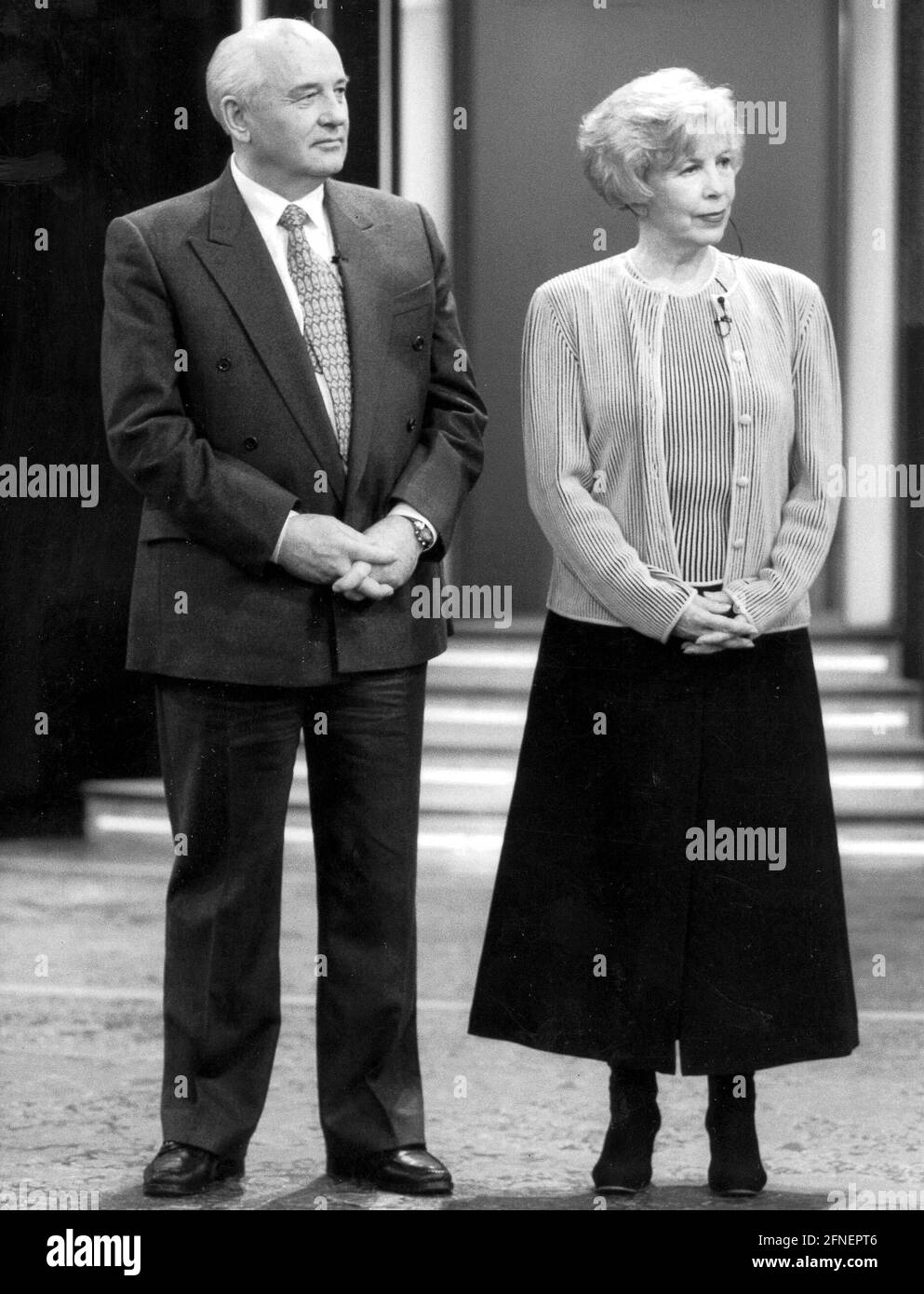 Mikhaïl Gorbatchev, l'ancien président de l'Union soviétique, et sa femme Raissa sont invités à l'émission de ZDF « Wetten, cul...? » . En tant que président de la « Stiftung Grünes Kreuz » (Fondation de la Croix verte), Gorbatchev demande un soutien aux enfants endommagés par l'environnement. [traduction automatique] Banque D'Images