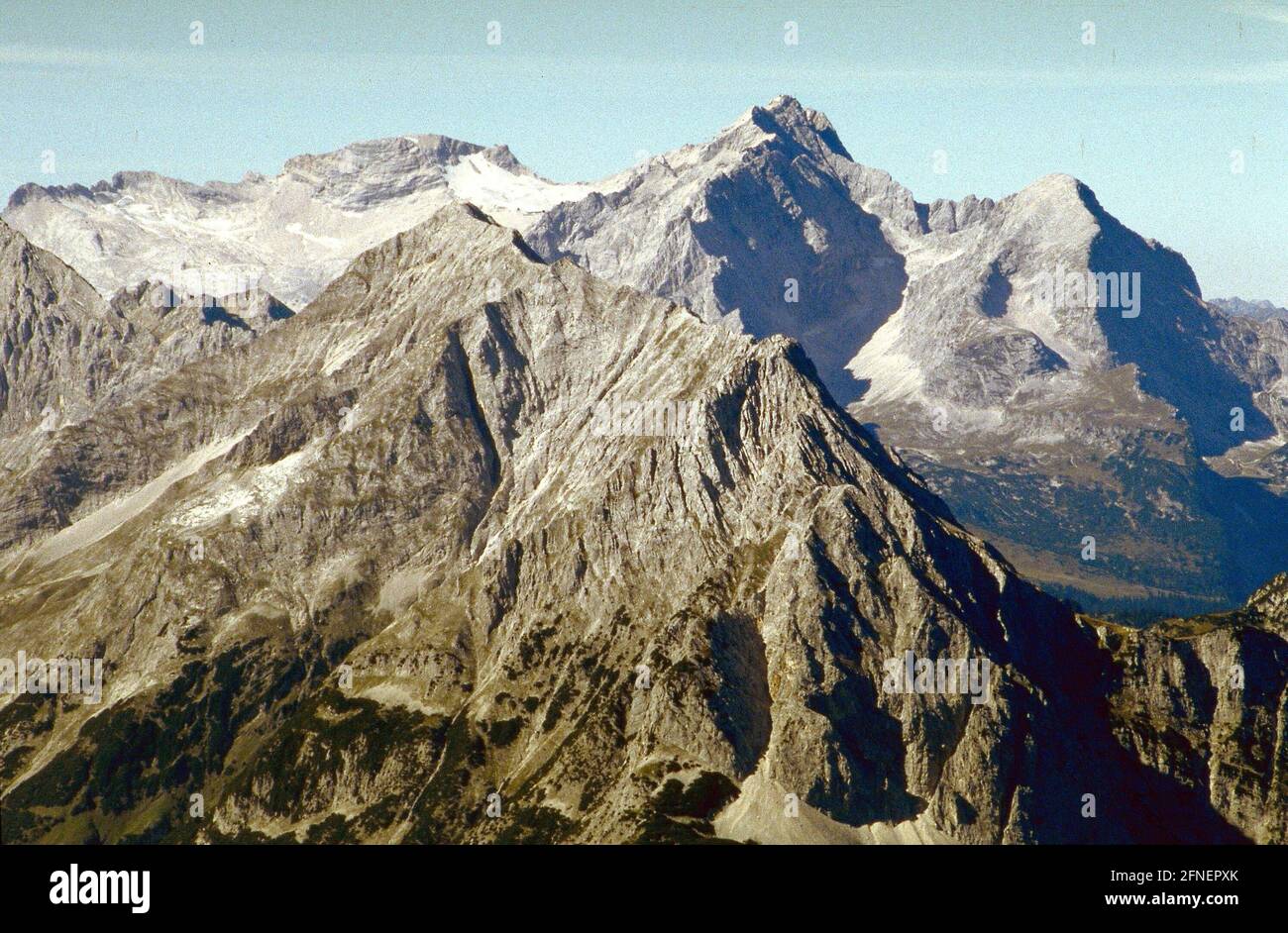 Vue de l'ouest du Karwendelspitze au massif du Wetterstein [automatisé traduction] Banque D'Images